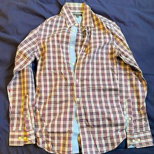 Camisa azul con líneas rojas